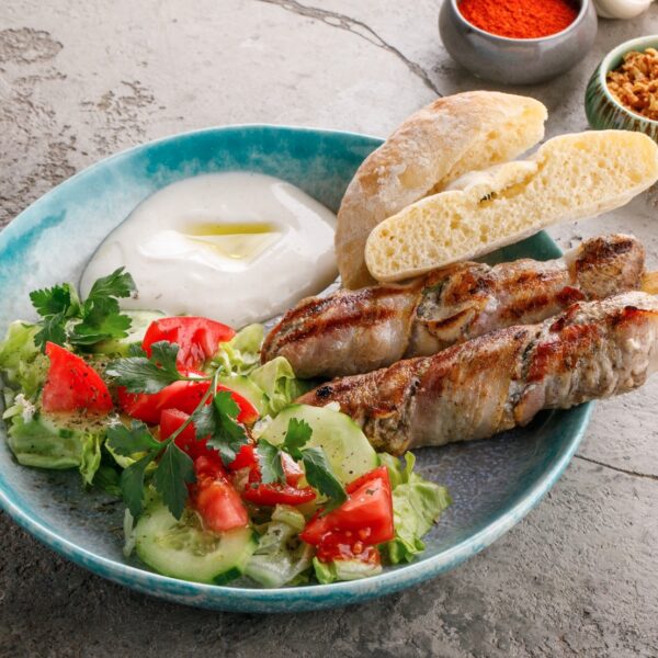 Ражничи из куриной грудки в беконе