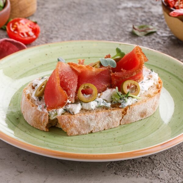Брускетта с тунцом  и оливками